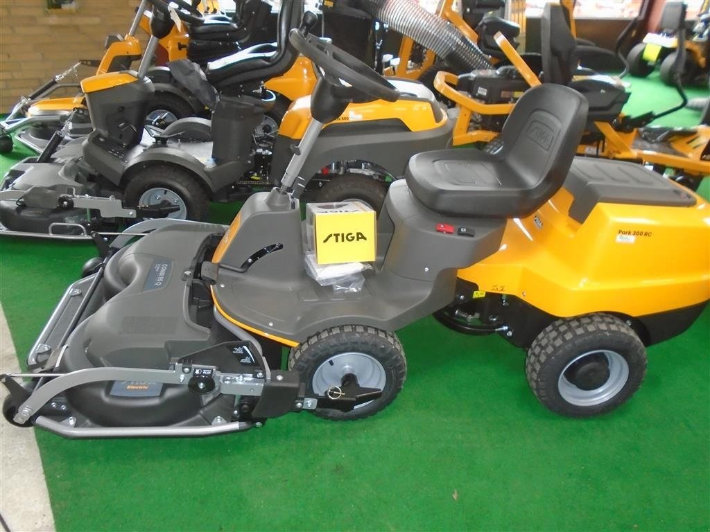 Rasentraktor des Typs Stiga Park 300 LC m/ 95 cm Combi klippebord, Gebrauchtmaschine in Viborg (Bild 2)