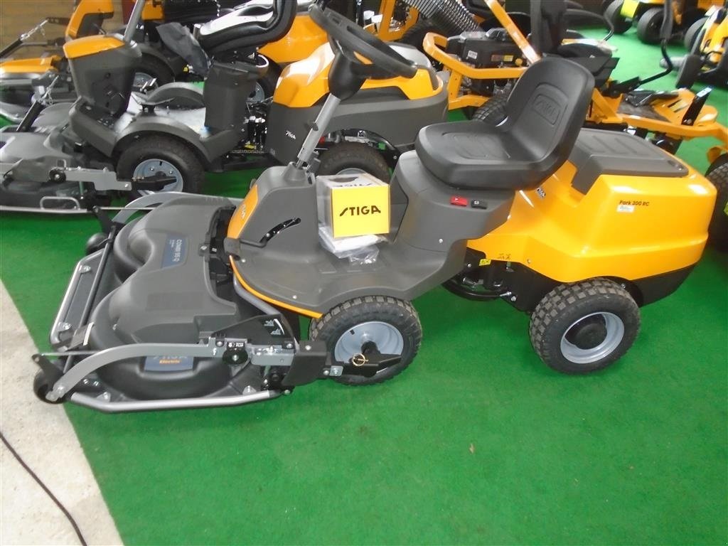 Rasentraktor des Typs Stiga Park 300 LC m/ 95 cm Combi klippebord, Gebrauchtmaschine in Viborg (Bild 3)