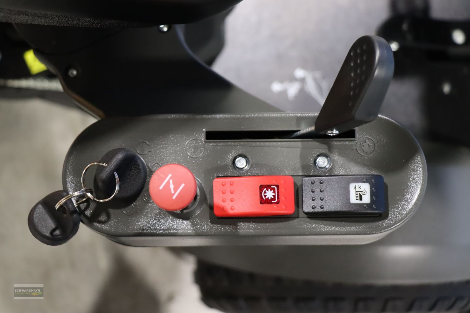 Rasentraktor des Typs Stiga PARK 500 WX+Combi 100 Q Plus, Neumaschine in Gampern (Bild 8)