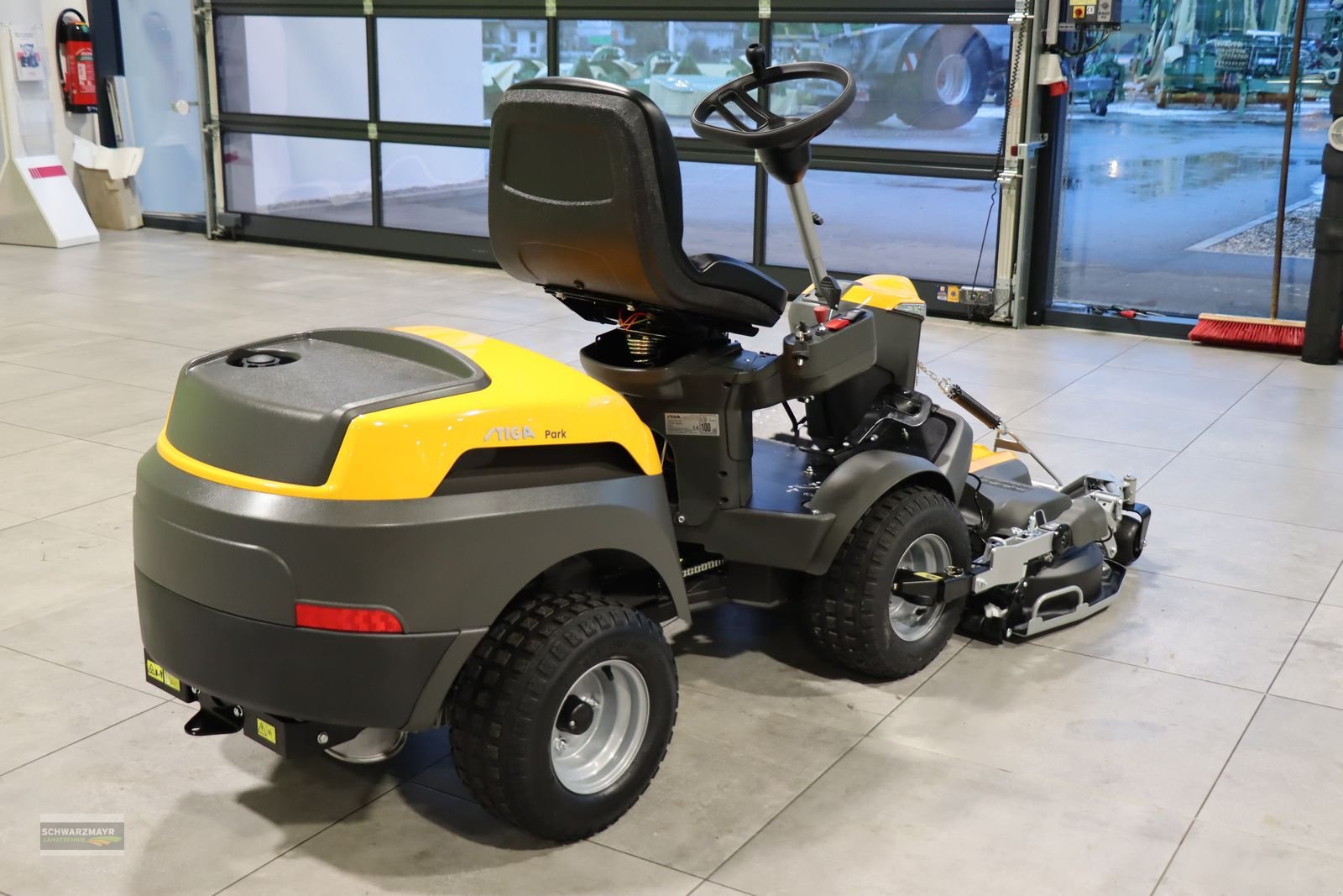 Rasentraktor des Typs Stiga PARK 500 WX+Combi 100 Q Plus, Neumaschine in Gampern (Bild 2)