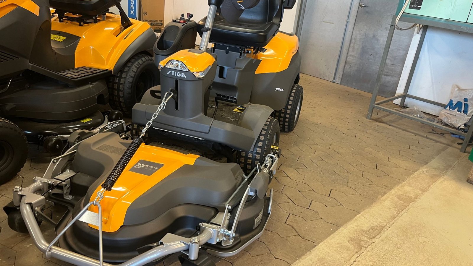Rasentraktor типа Stiga Park 700WX Inkl combi 100 Q  pro klipper, Gebrauchtmaschine в Vejle (Фотография 3)