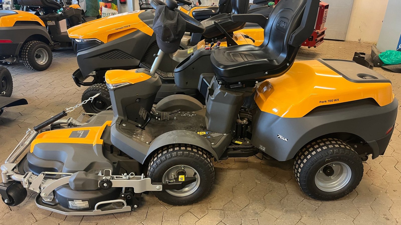 Rasentraktor типа Stiga Park 700WX Inkl combi 100 Q  pro klipper, Gebrauchtmaschine в Vejle (Фотография 1)