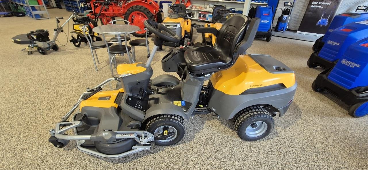 Rasentraktor des Typs Stiga PARK 900 WX, Gebrauchtmaschine in Ringkøbing (Bild 1)