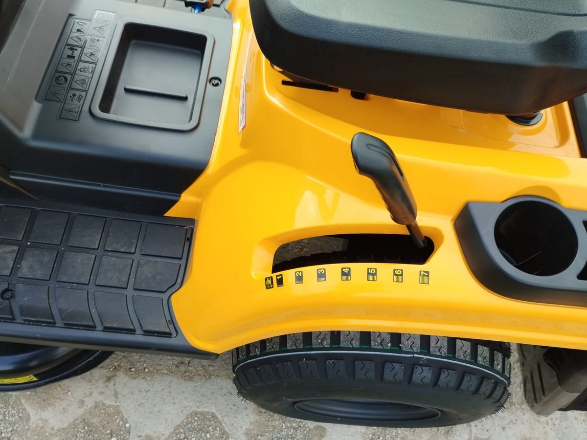 Rasentraktor des Typs Stiga Stiga Estate 384 E Rasentraktor, Neumaschine in NATTERNBACH (Bild 2)