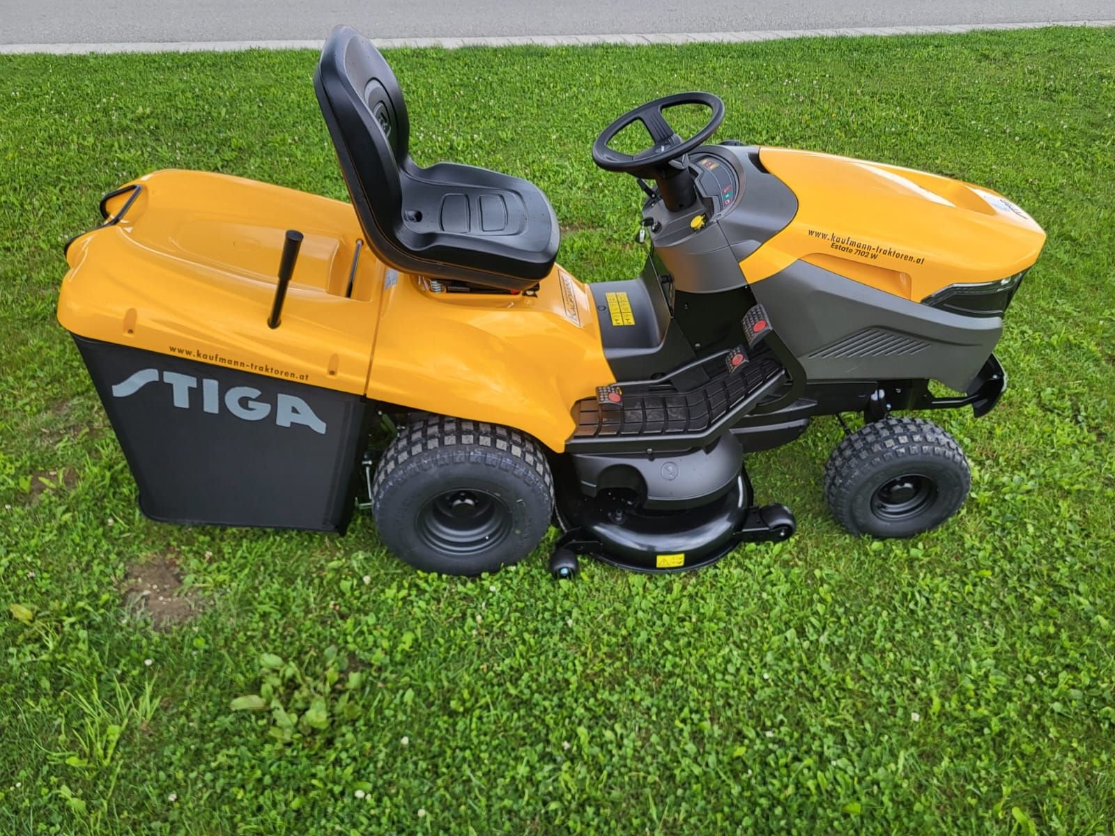 Rasentraktor des Typs Stiga Stiga Estate 7102 W, Neumaschine in NATTERNBACH (Bild 12)