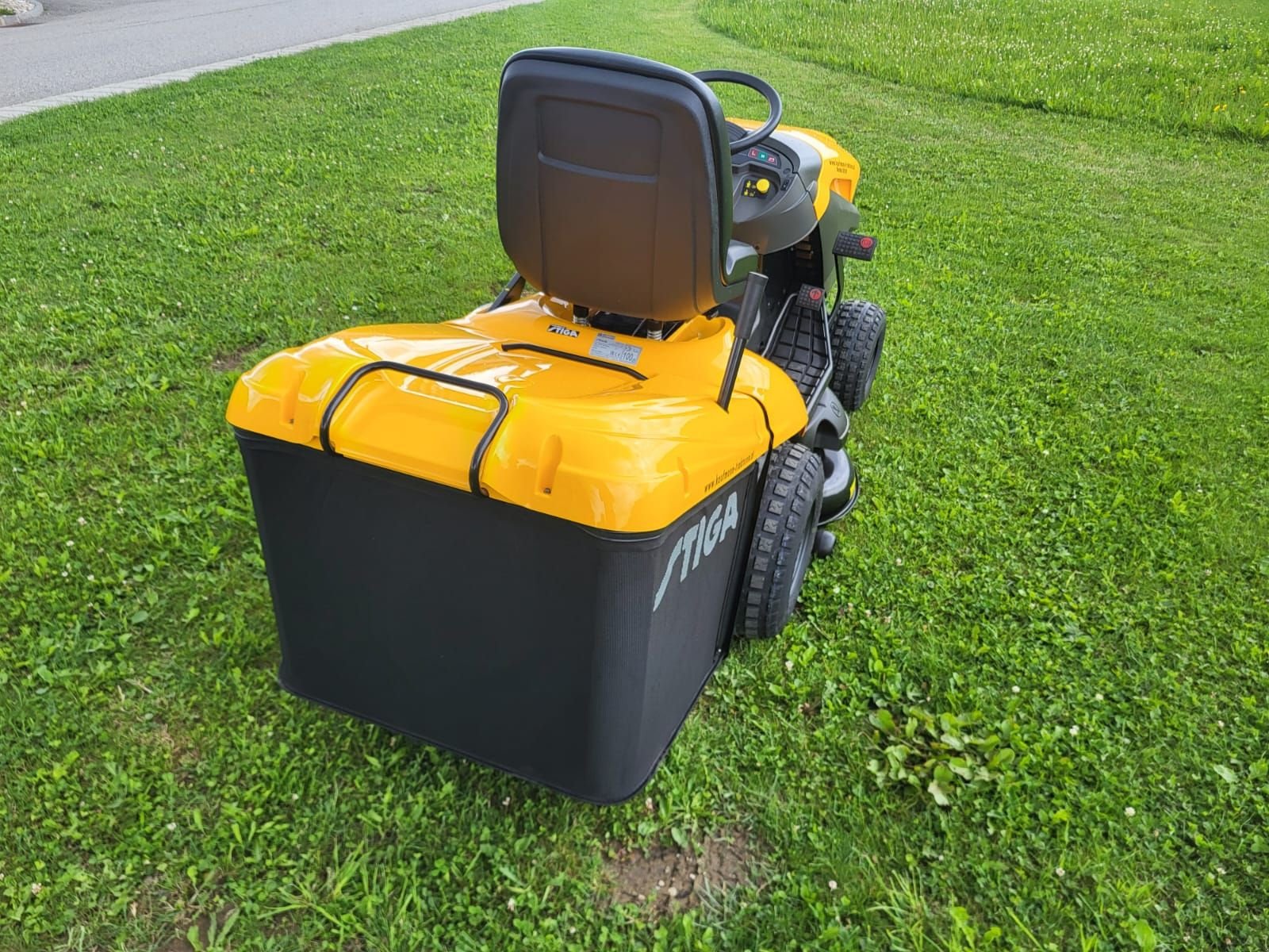 Rasentraktor des Typs Stiga Stiga Estate 7102 W, Neumaschine in NATTERNBACH (Bild 4)