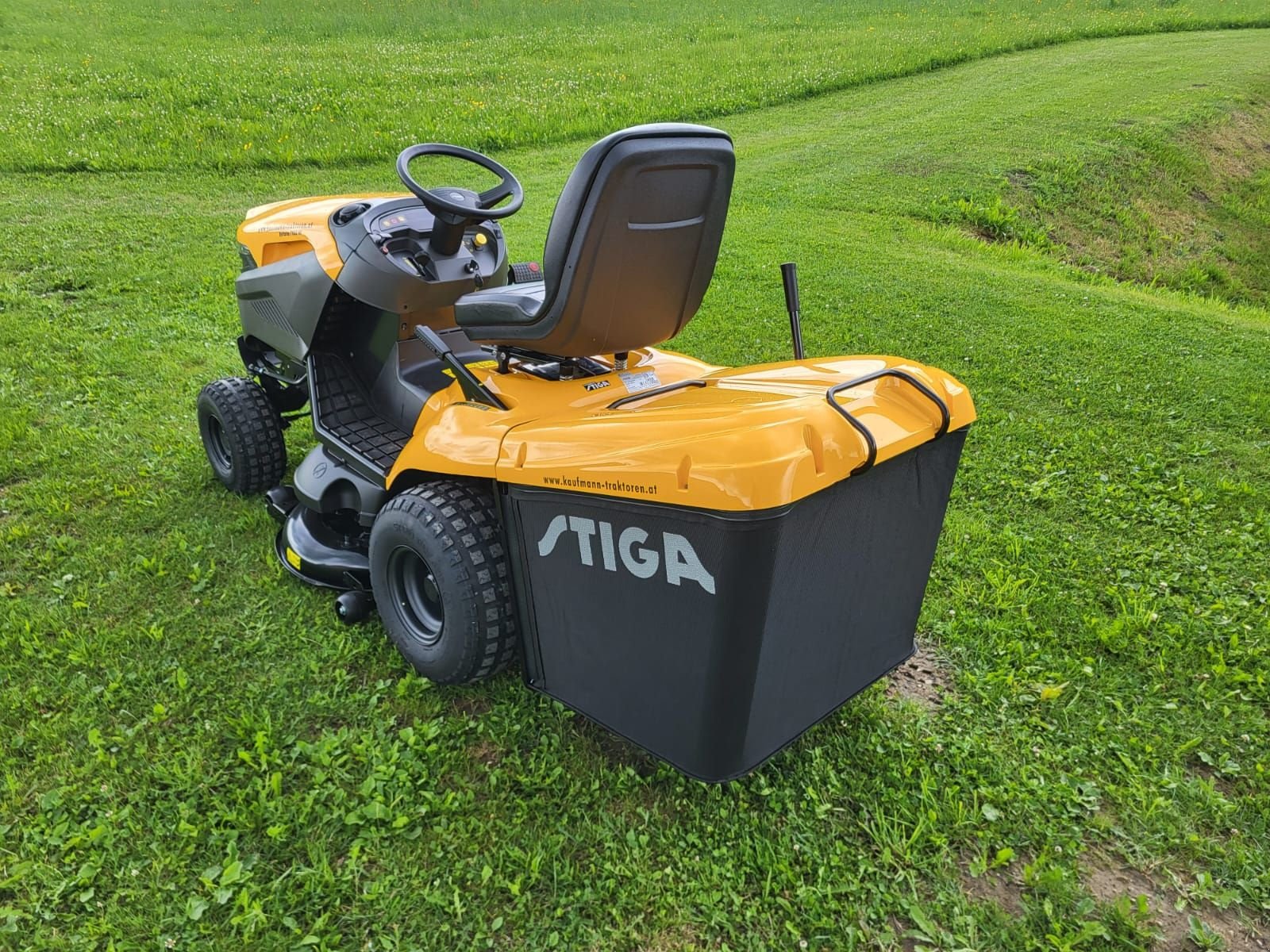 Rasentraktor des Typs Stiga Stiga Estate 7102 W, Neumaschine in NATTERNBACH (Bild 3)