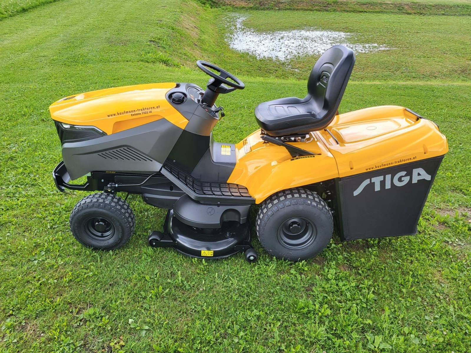 Rasentraktor des Typs Stiga Stiga Estate 7102 W, Neumaschine in NATTERNBACH (Bild 2)