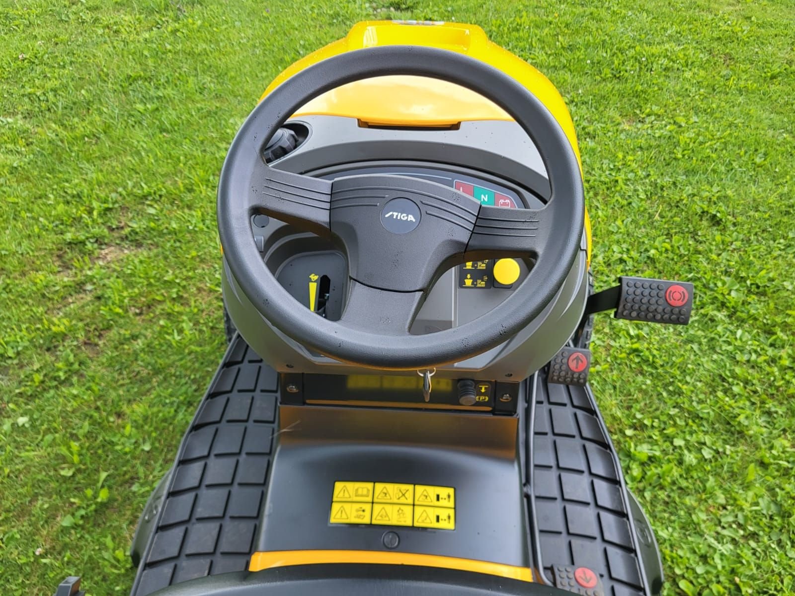 Rasentraktor des Typs Stiga Stiga Estate 7102 W, Neumaschine in NATTERNBACH (Bild 8)