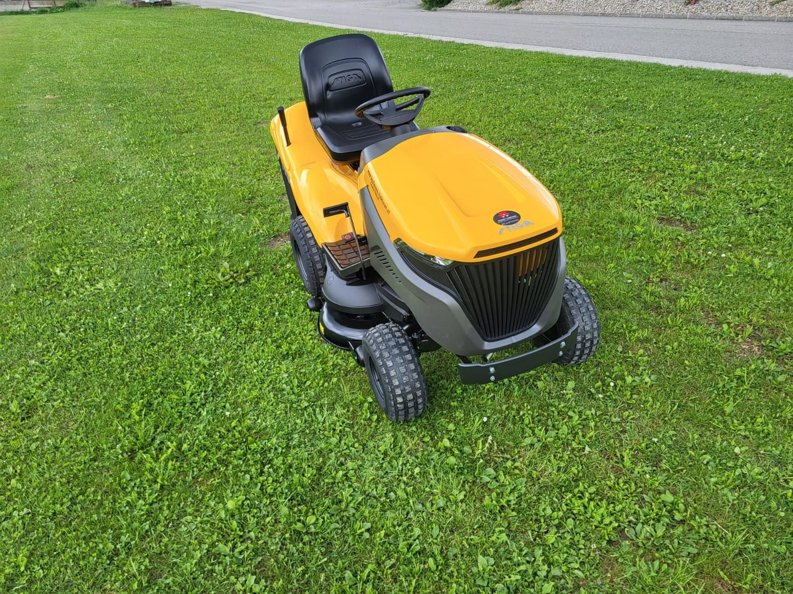 Rasentraktor des Typs Stiga Stiga Estate 7102 W, Neumaschine in NATTERNBACH (Bild 9)