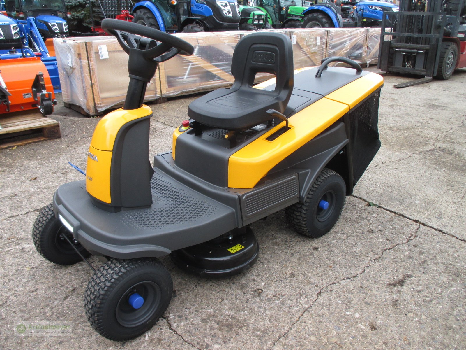 Rasentraktor от тип Stiga Swift 372e m.4 Wechselakkus, Neumaschine в Feuchtwangen (Снимка 1)