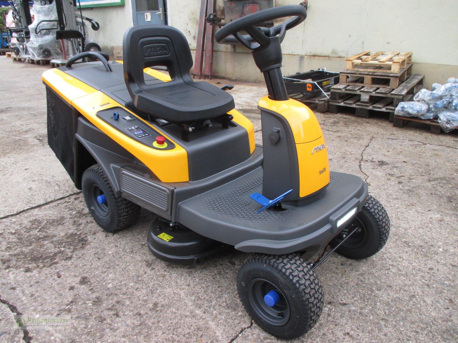 Rasentraktor от тип Stiga Swift 372e m.4 Wechselakkus, Neumaschine в Feuchtwangen (Снимка 2)