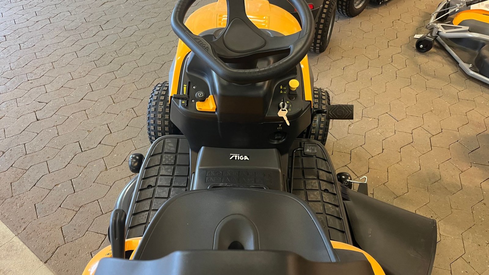 Rasentraktor tip Stiga Tornado 5108 W 2-cylindret motor,, Gebrauchtmaschine in Vejle (Poză 5)