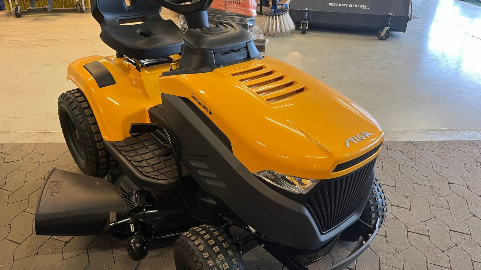 Rasentraktor tip Stiga Tornado 5108 W 2-cylindret motor,, Gebrauchtmaschine in Vejle (Poză 2)