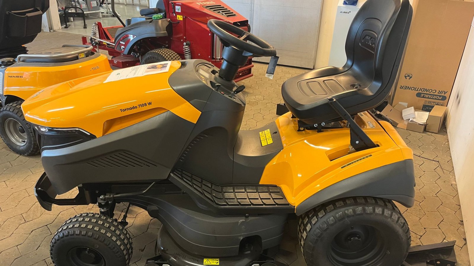 Rasentraktor типа Stiga Tornado 7108 W multiclip og sideudkast, Gebrauchtmaschine в Vejle (Фотография 2)