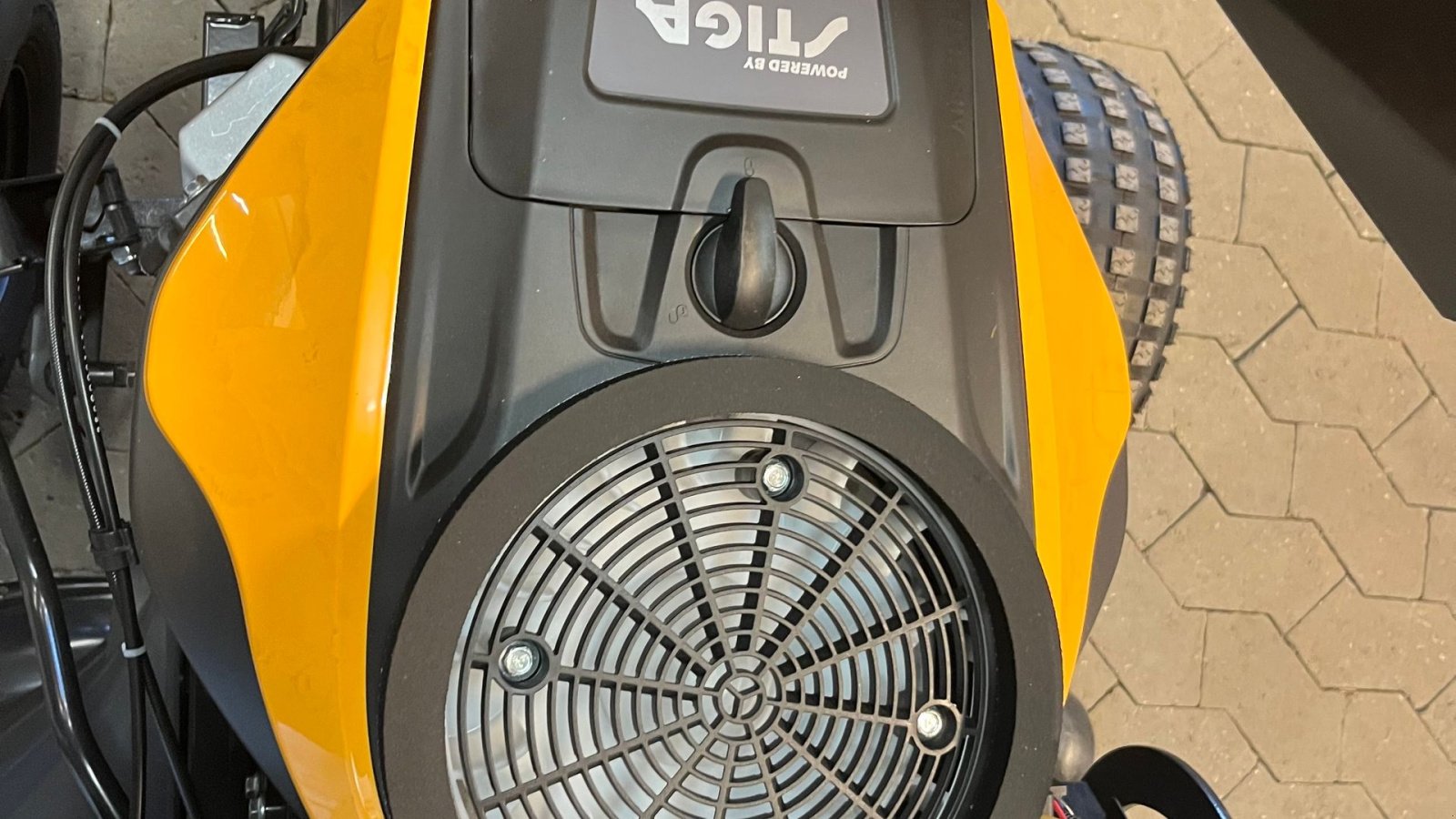 Rasentraktor типа Stiga Tornado 7108 W multiclip og sideudkast, Gebrauchtmaschine в Vejle (Фотография 5)