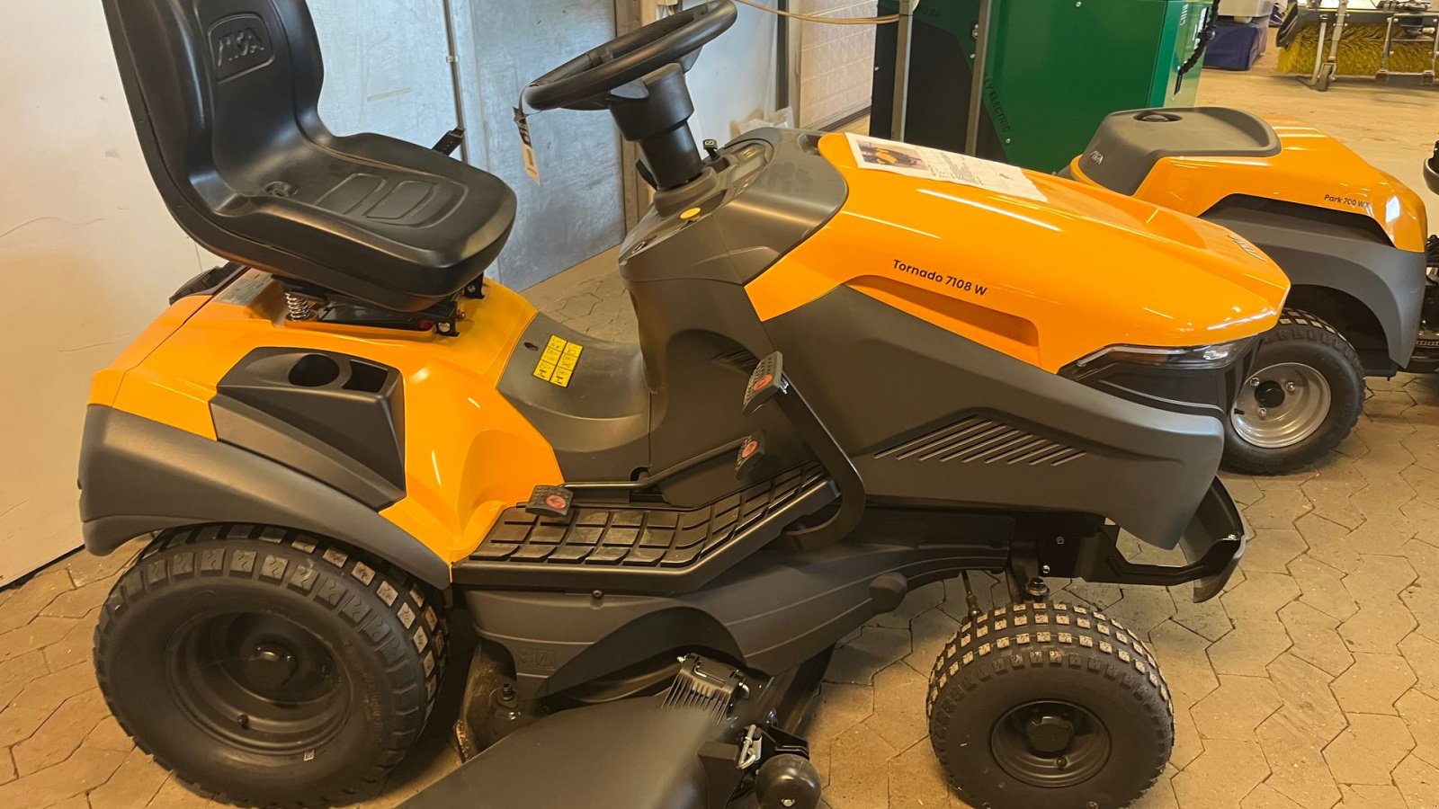 Rasentraktor типа Stiga Tornado 7108 W multiclip og sideudkast, Gebrauchtmaschine в Vejle (Фотография 4)