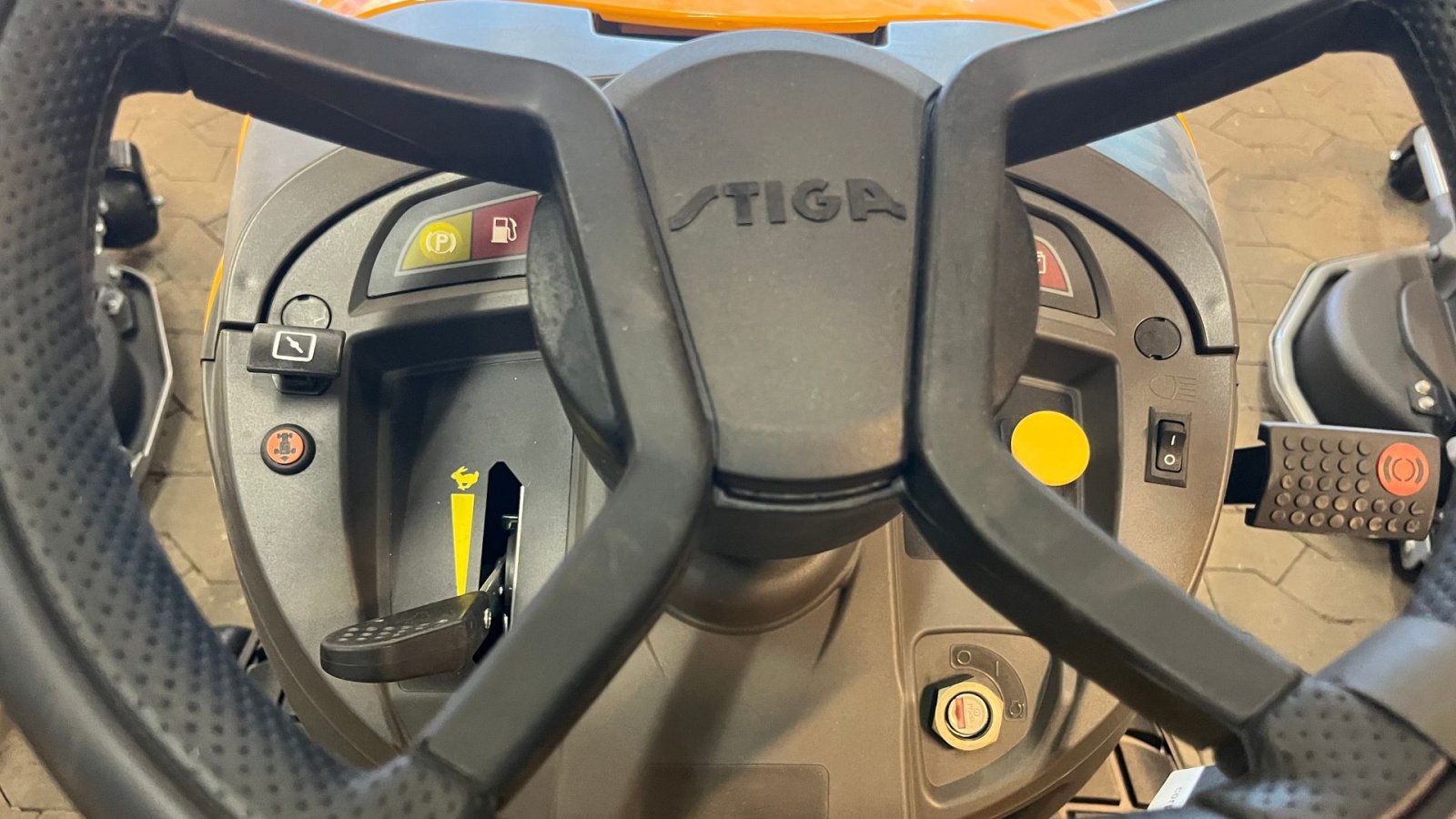 Rasentraktor типа Stiga Tornado 7108 W multiclip og sideudkast, Gebrauchtmaschine в Vejle (Фотография 6)