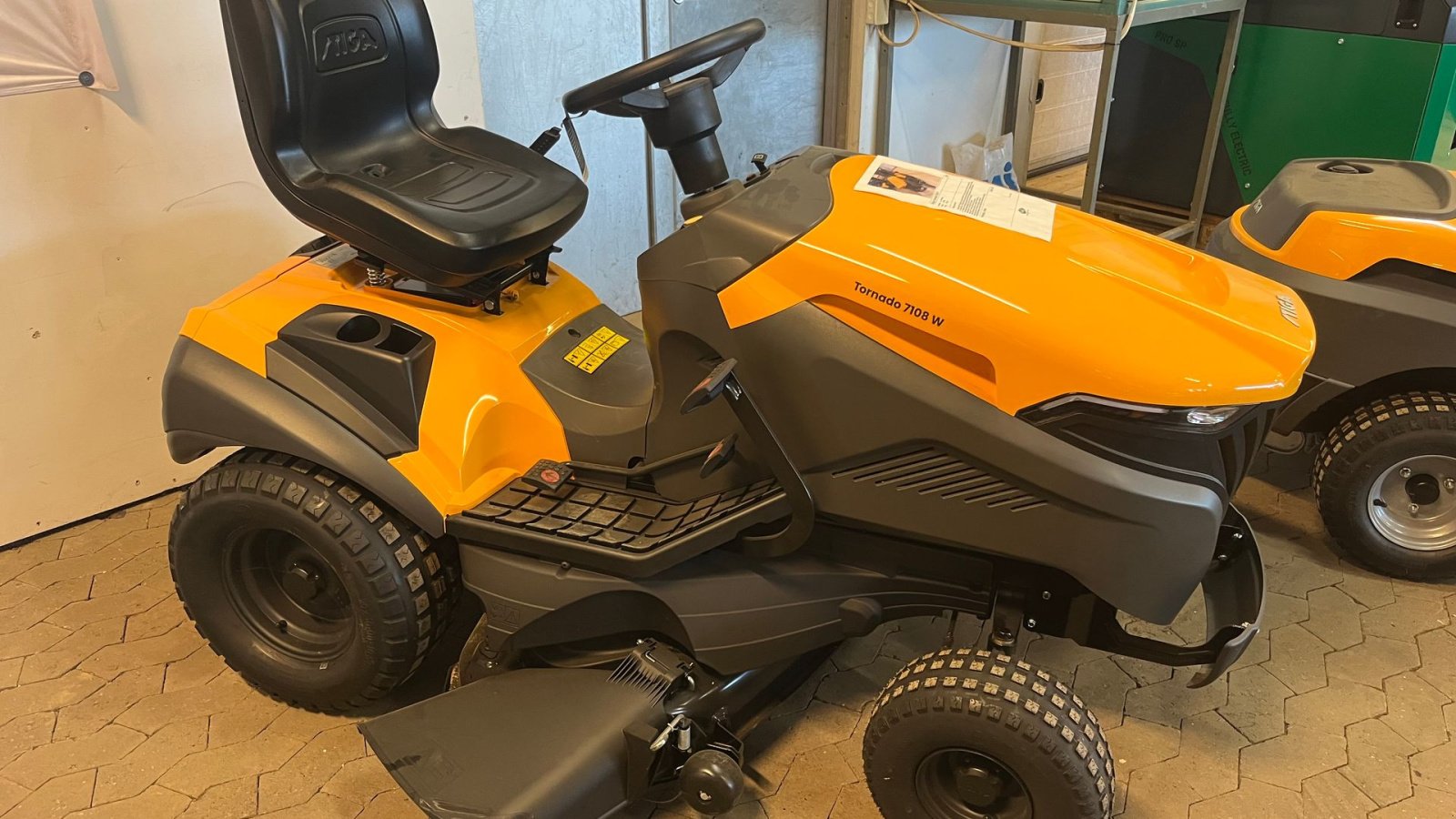 Rasentraktor типа Stiga Tornado 7108 W multiclip og sideudkast, Gebrauchtmaschine в Vejle (Фотография 1)