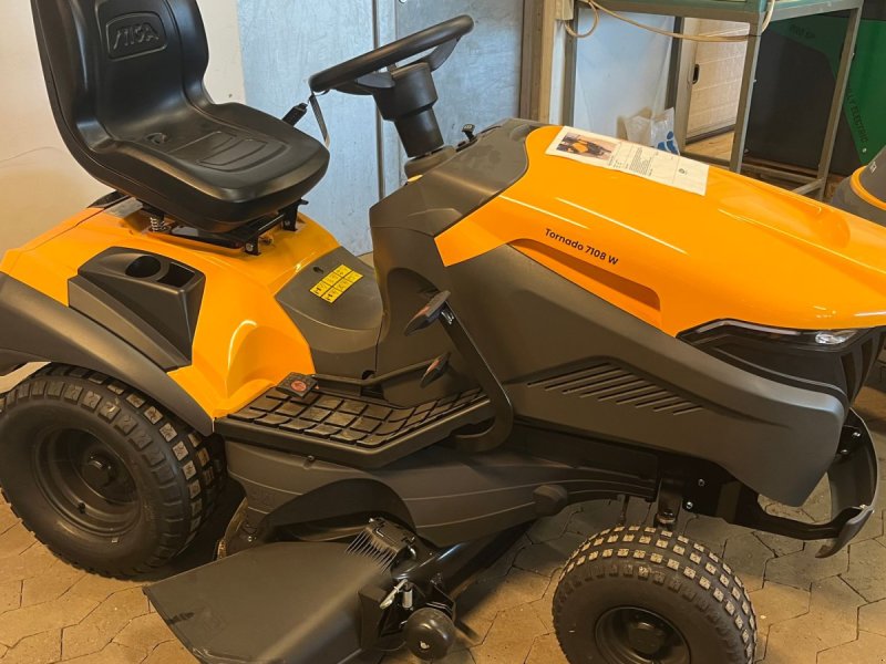 Rasentraktor типа Stiga Tornado 7108 W multiclip og sideudkast, Gebrauchtmaschine в Vejle (Фотография 1)