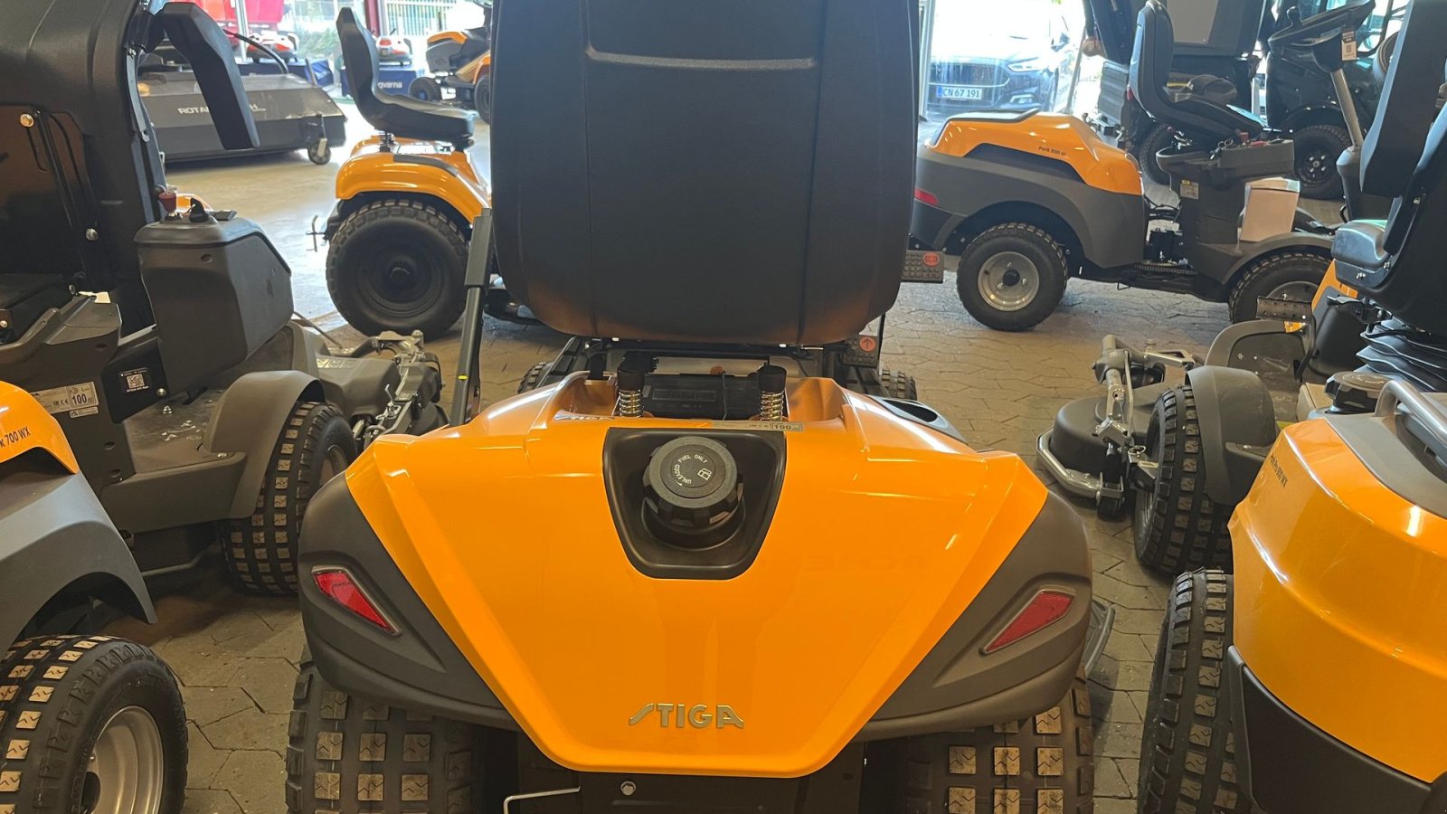 Rasentraktor типа Stiga Tornado 7108 W multiclip og sideudkast, Gebrauchtmaschine в Vejle (Фотография 3)