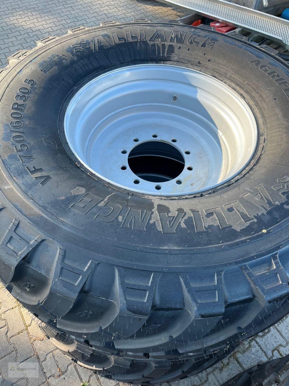 Reifen des Typs Alliance VF 750/60R30,5, Neumaschine in Twist - Rühlerfeld (Bild 2)