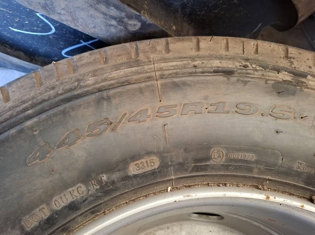 Reifen des Typs Barkley 445/45 R19.5, Neumaschine in Kamperveen (Bild 2)