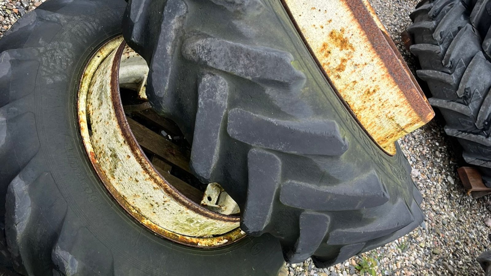 Reifen des Typs Barum 12,4R24, Gebrauchtmaschine in Nørager (Bild 1)