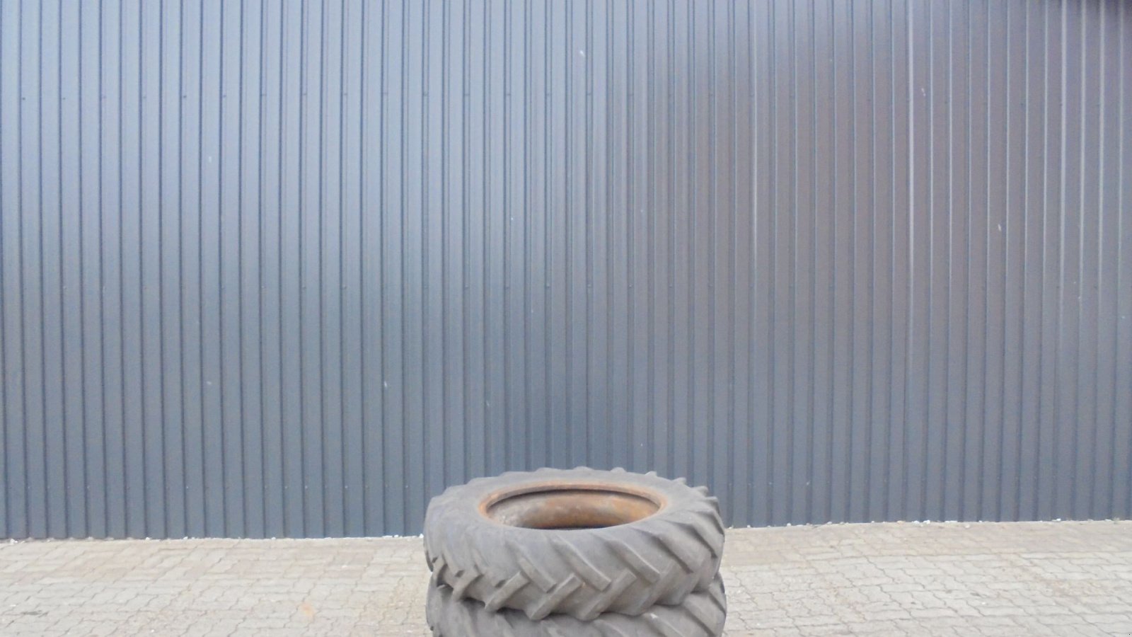 Reifen des Typs Barum 12.4-28, Gebrauchtmaschine in Ribe (Bild 1)