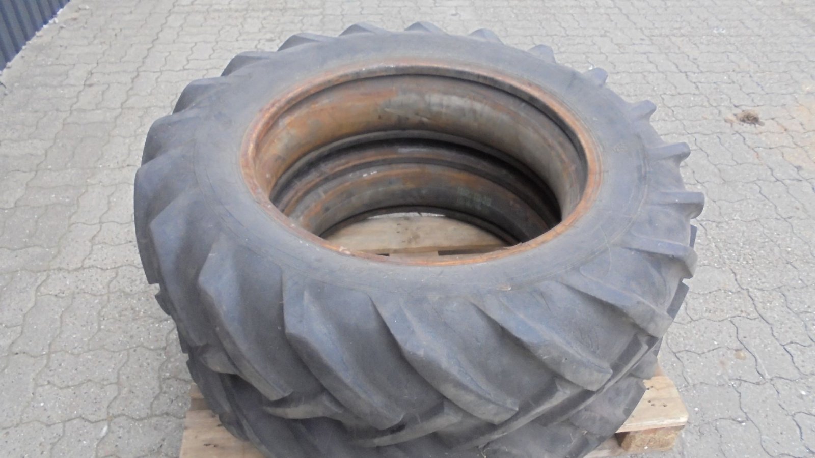 Reifen des Typs Barum 12.4-28, Gebrauchtmaschine in Ribe (Bild 3)