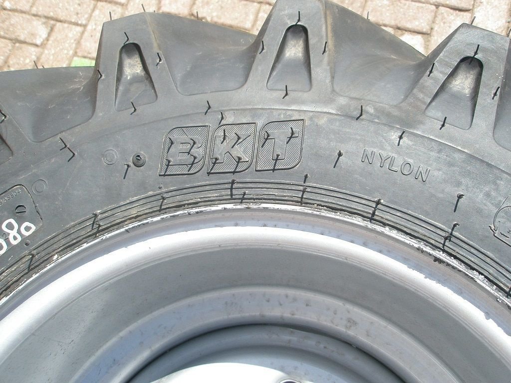 Reifen des Typs BKT 10.00/75-15.3, Neumaschine in Barneveld (Bild 3)