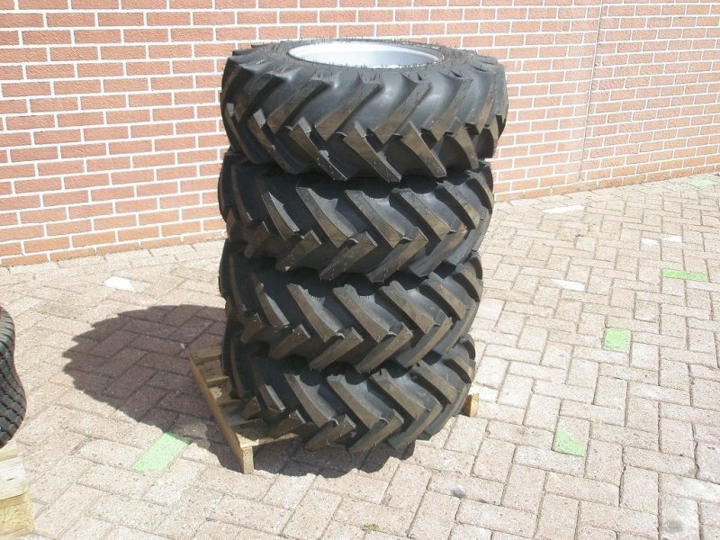 Reifen of the type BKT 10.00/75-15.3, Neumaschine in Barneveld (Picture 1)