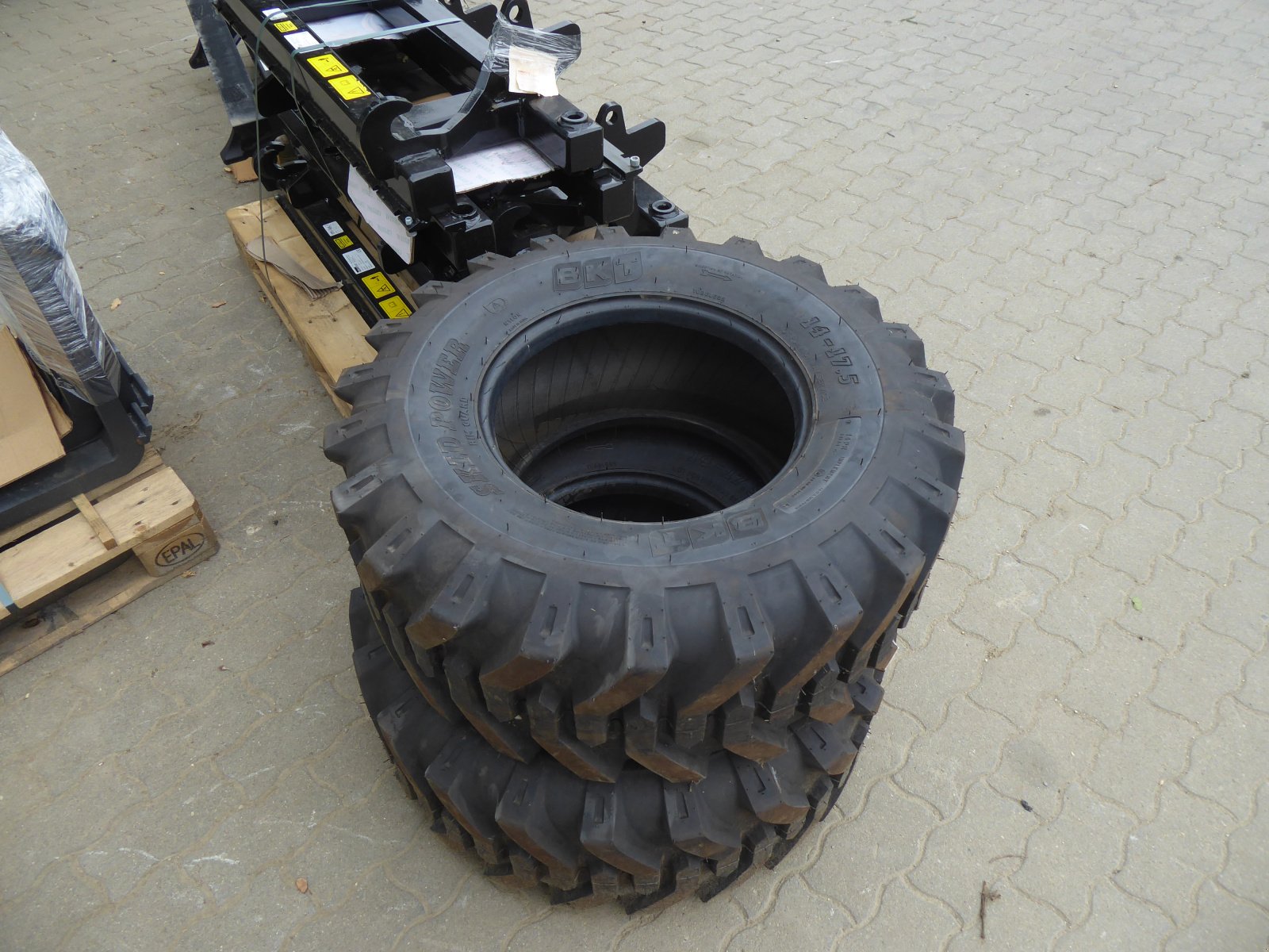 Reifen des Typs BKT 14-17,5, Neumaschine in Marxheim (Bild 1)