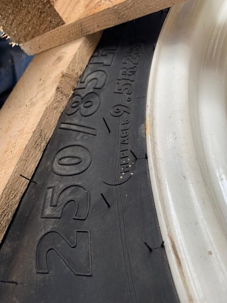 Reifen des Typs BKT 200/70R16, Gebrauchtmaschine in Wierden (Bild 3)