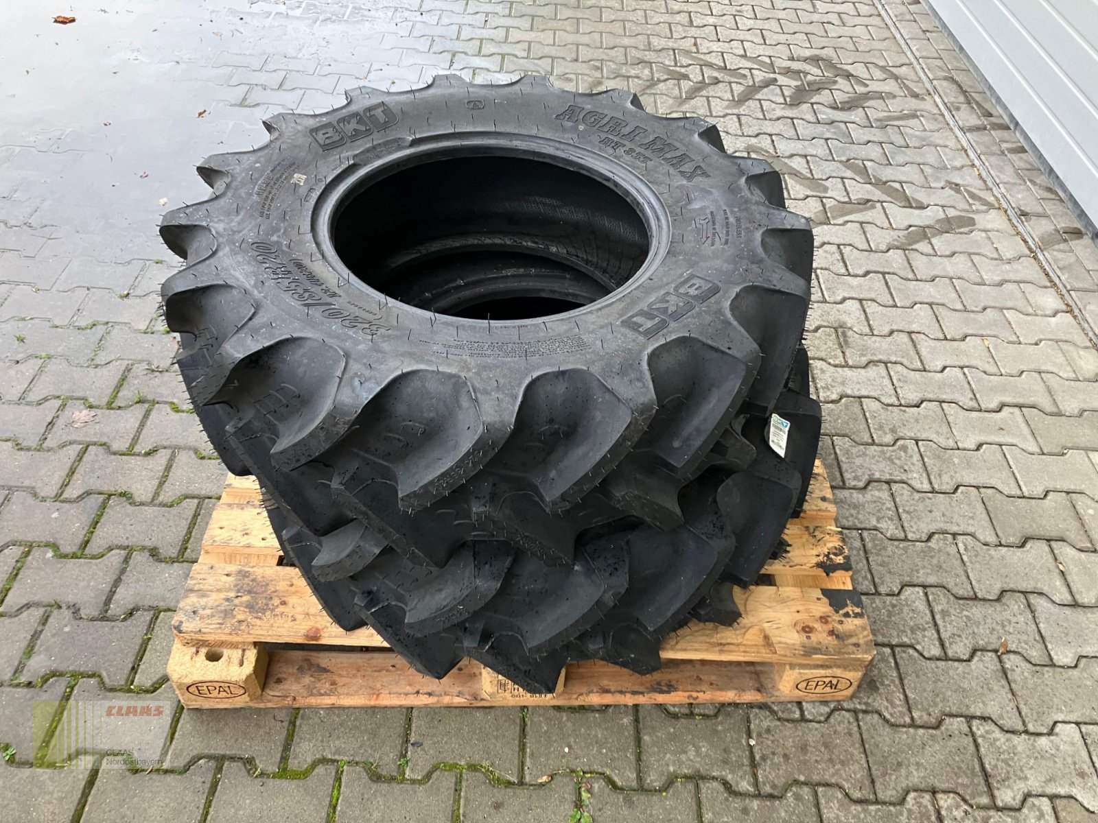 Reifen des Typs BKT 320 / 85 R20 AgriMax RT 855, Neumaschine in Schwend (Bild 1)