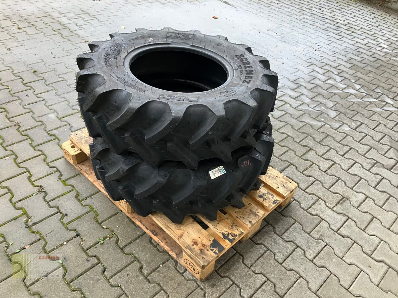 Reifen des Typs BKT 320 / 85 R20 AgriMax RT 855, Neumaschine in Schwend (Bild 2)