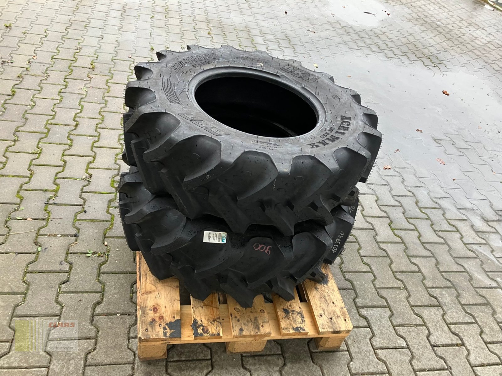 Reifen des Typs BKT 320 / 85 R20 AgriMax RT 855, Neumaschine in Schwend (Bild 3)