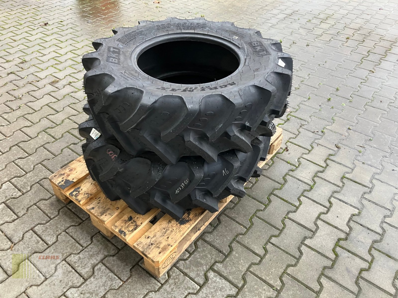 Reifen des Typs BKT 320 / 85 R20 AgriMax RT 855, Neumaschine in Schwend (Bild 4)