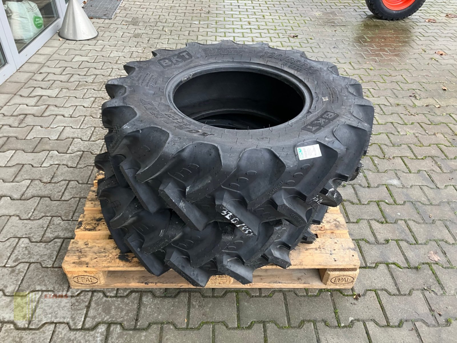 Reifen des Typs BKT 320 / 85 R20 AgriMax RT 855, Neumaschine in Schwend (Bild 5)