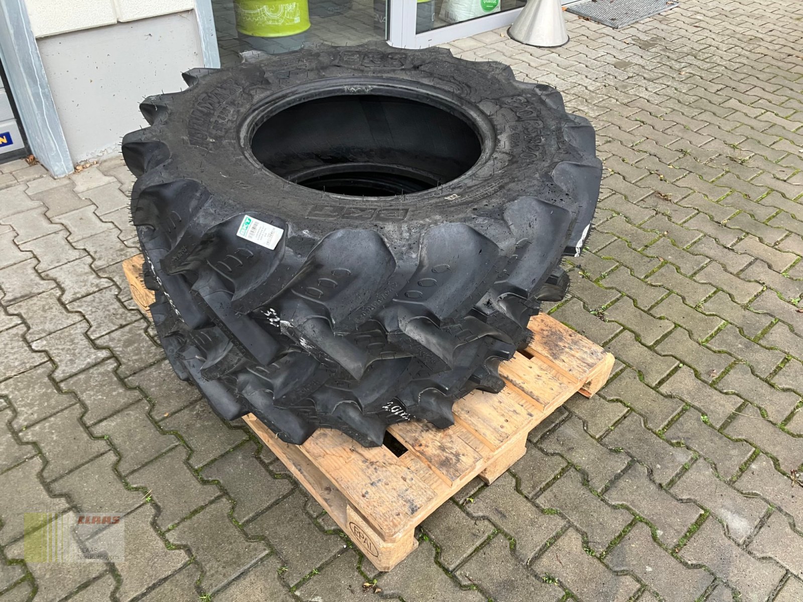 Reifen des Typs BKT 320 / 85 R20 AgriMax RT 855, Neumaschine in Schwend (Bild 6)