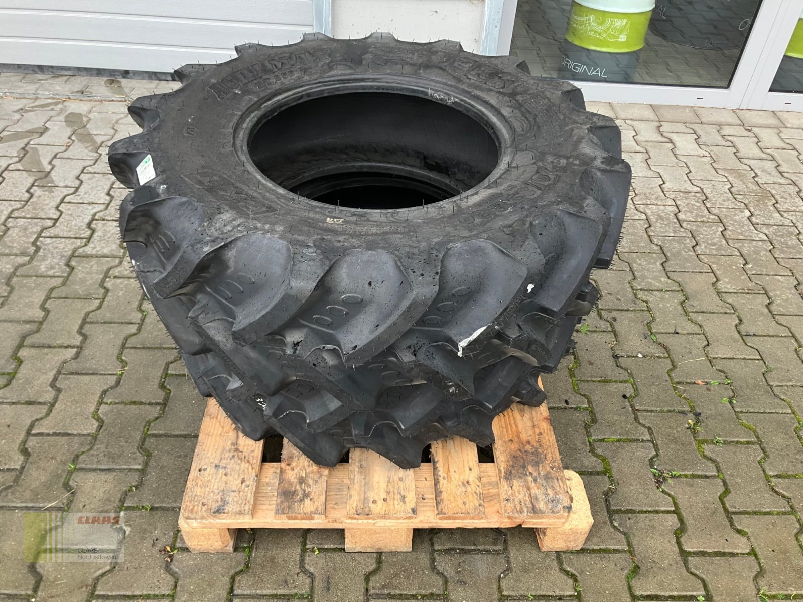 Reifen des Typs BKT 320 / 85 R20 AgriMax RT 855, Neumaschine in Schwend (Bild 7)