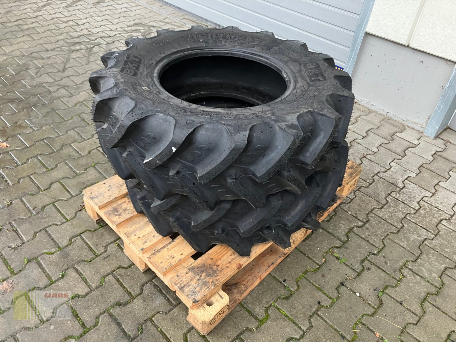 Reifen des Typs BKT 320 / 85 R20 AgriMax RT 855, Neumaschine in Schwend (Bild 8)