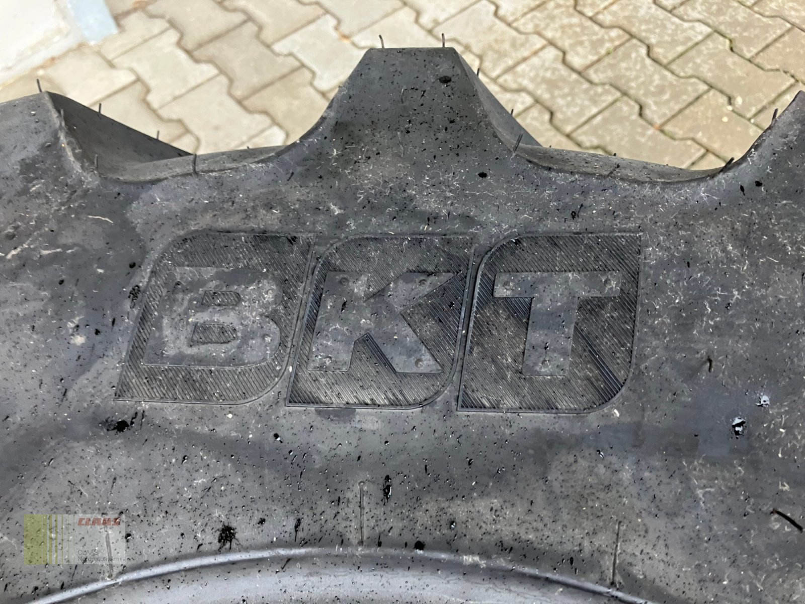Reifen des Typs BKT 320 / 85 R20 AgriMax RT 855, Neumaschine in Schwend (Bild 9)