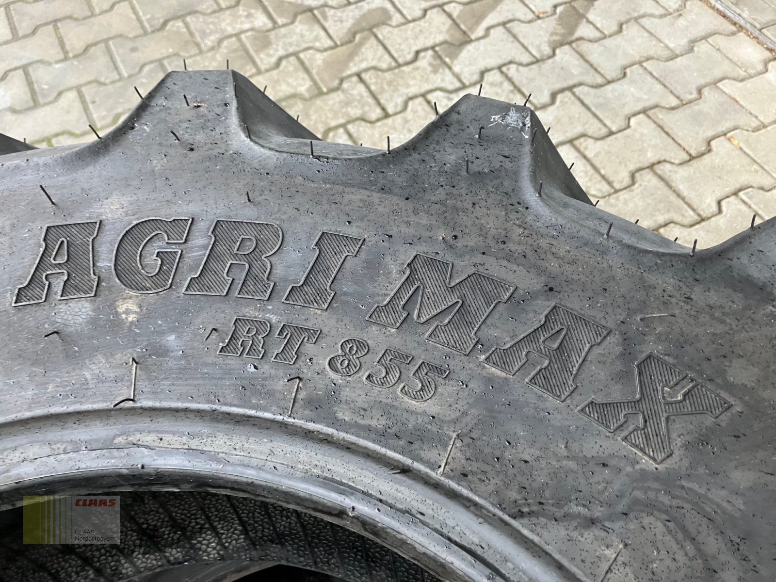 Reifen des Typs BKT 320 / 85 R20 AgriMax RT 855, Neumaschine in Schwend (Bild 10)