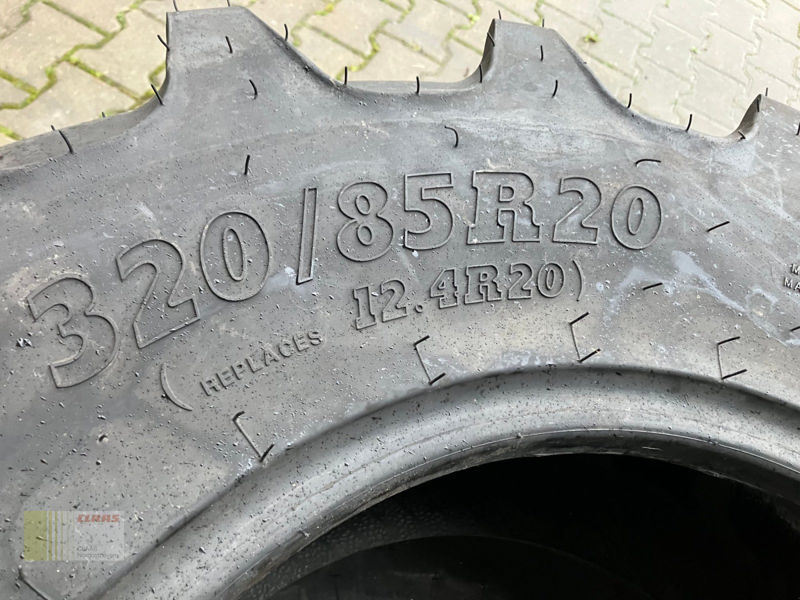 Reifen des Typs BKT 320 / 85 R20 AgriMax RT 855, Neumaschine in Schwend (Bild 11)