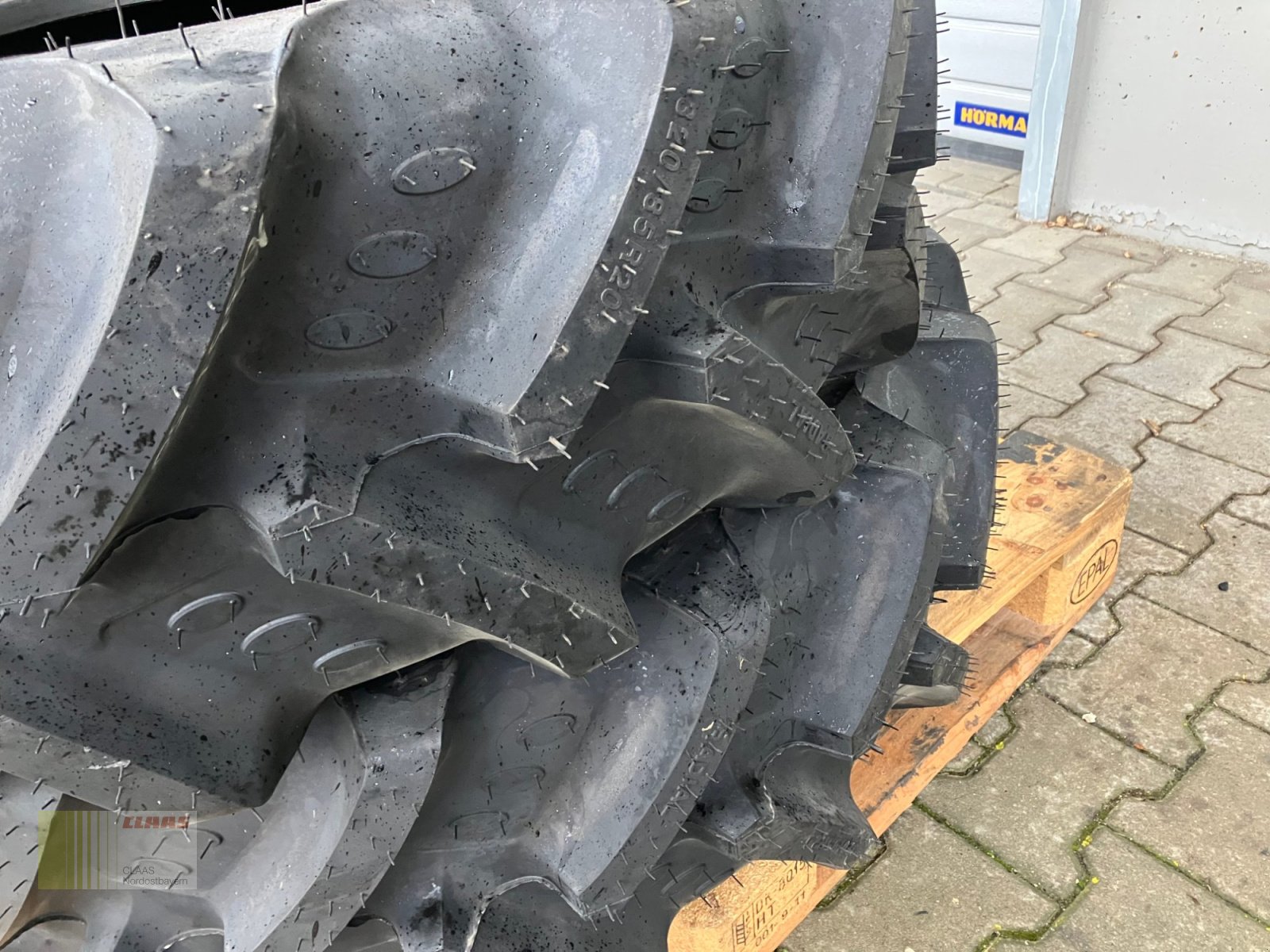 Reifen des Typs BKT 320 / 85 R20 AgriMax RT 855, Neumaschine in Schwend (Bild 12)