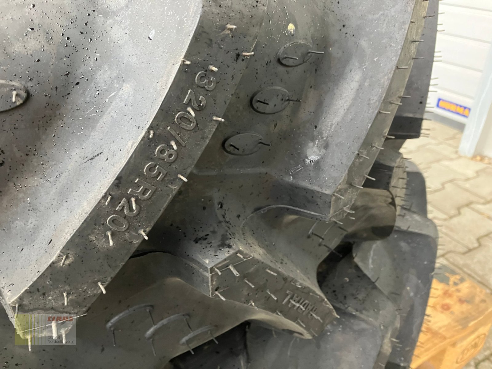 Reifen des Typs BKT 320 / 85 R20 AgriMax RT 855, Neumaschine in Schwend (Bild 13)