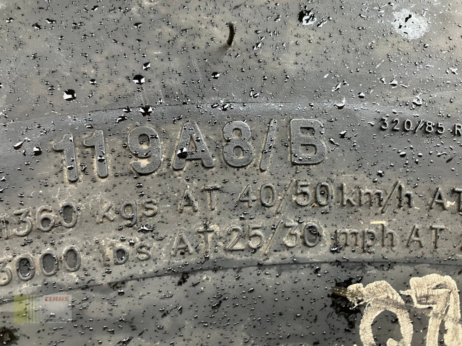 Reifen des Typs BKT 320 / 85 R20 AgriMax RT 855, Neumaschine in Schwend (Bild 14)