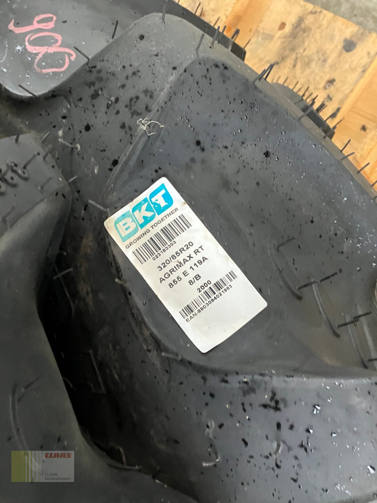 Reifen des Typs BKT 320 / 85 R20 AgriMax RT 855, Neumaschine in Schwend (Bild 16)