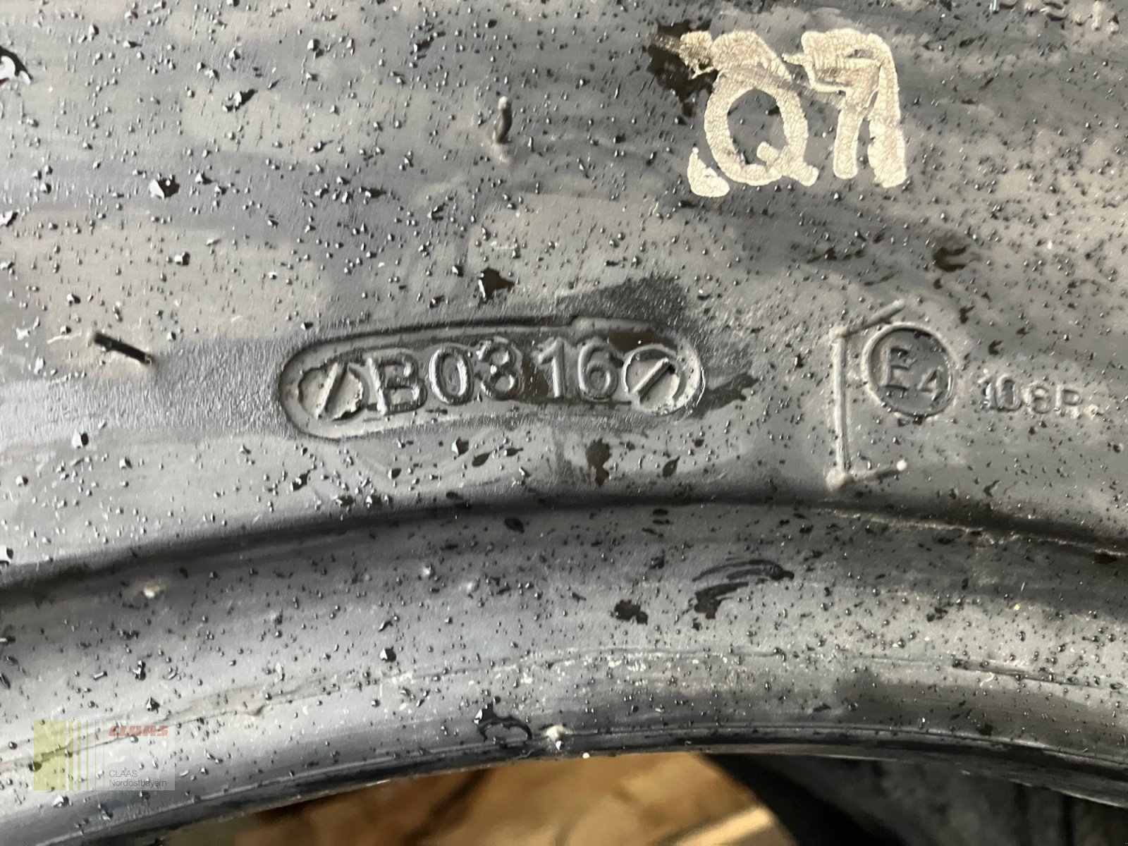 Reifen des Typs BKT 320 / 85 R20 AgriMax RT 855, Neumaschine in Schwend (Bild 17)